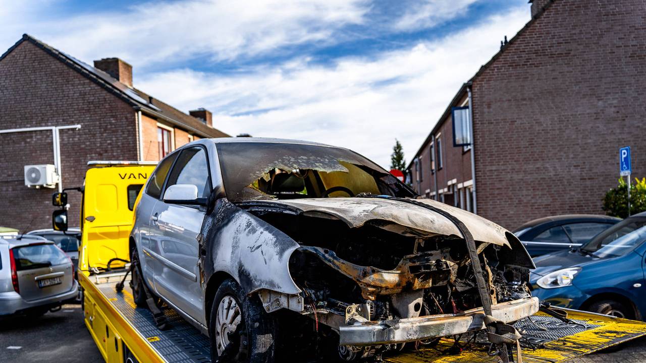 De uitgebrande auto werd afgevoerd (foto: Lucas Lammers/Persbureau Heitink).