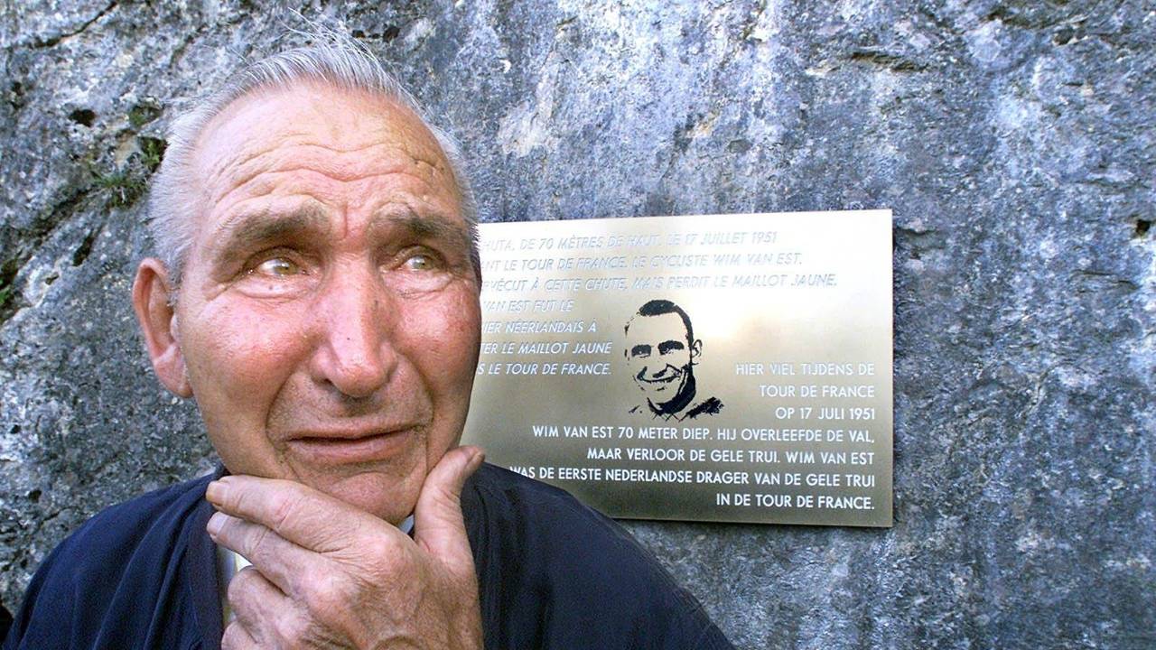Wim van Est in 2001 bij de plaquette die herinnert aan zijn legendarische val in de Tour de France van 1951