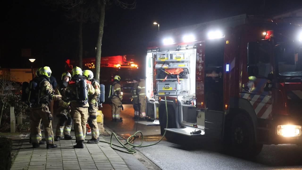 De brandweer bij het huis in Veghel (foto: Sander van Gils/SQ Vision Mediaprodukties).