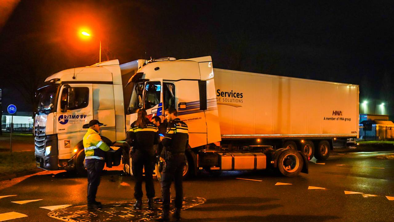 De twee vrachtwagens die in Eindhoven tegen elkaar botsten (foto: Dave Hendriks/SQ Vision Mediaprodukties).