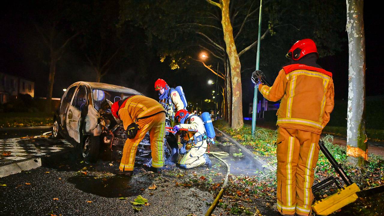 Van de uitgebrande auto bleef weinig over (foto: Rico Vogels/SQ Vision).
