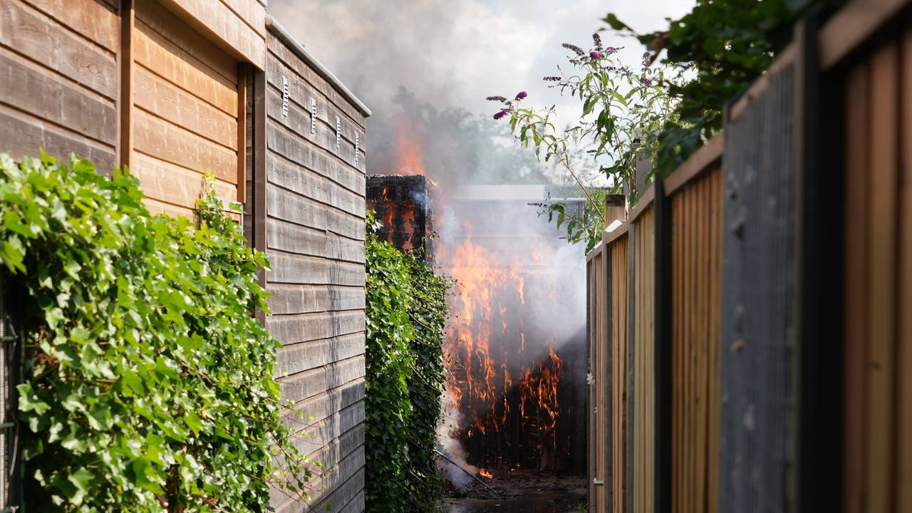 Het brandde flink vanmorgen in Oijen (foto: Gabor Heeres/SQ Vision).