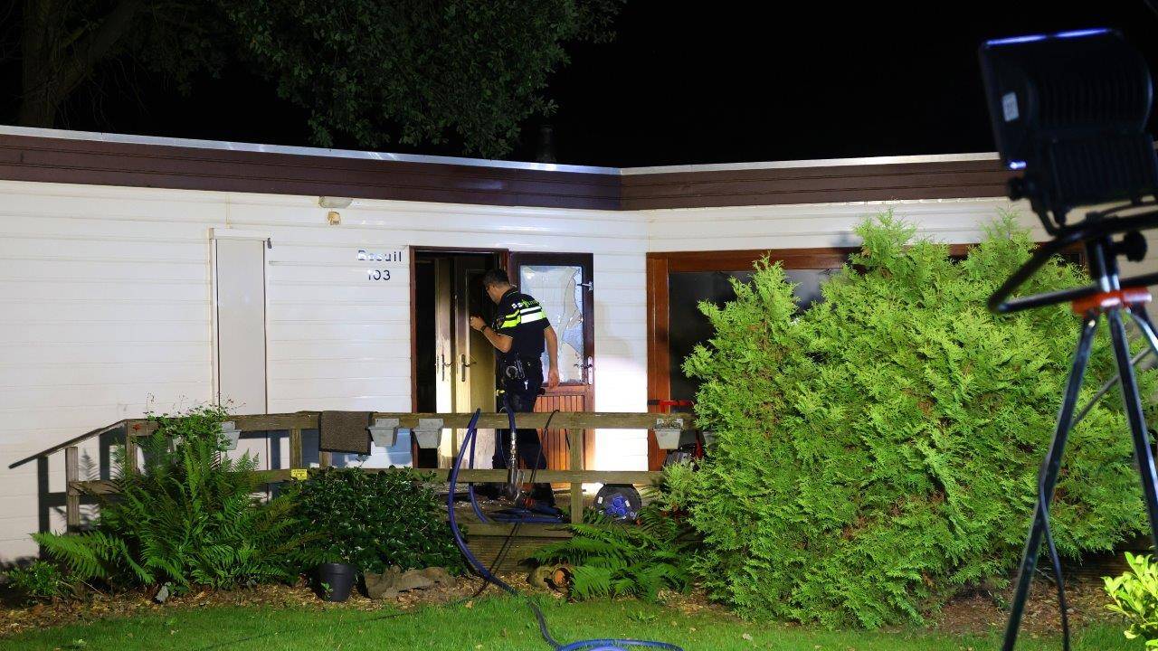 De schade aan het chalet in Vinkel is, ondanks de snelle inzet van de brandweer, groot (foto: Bart Meesters).