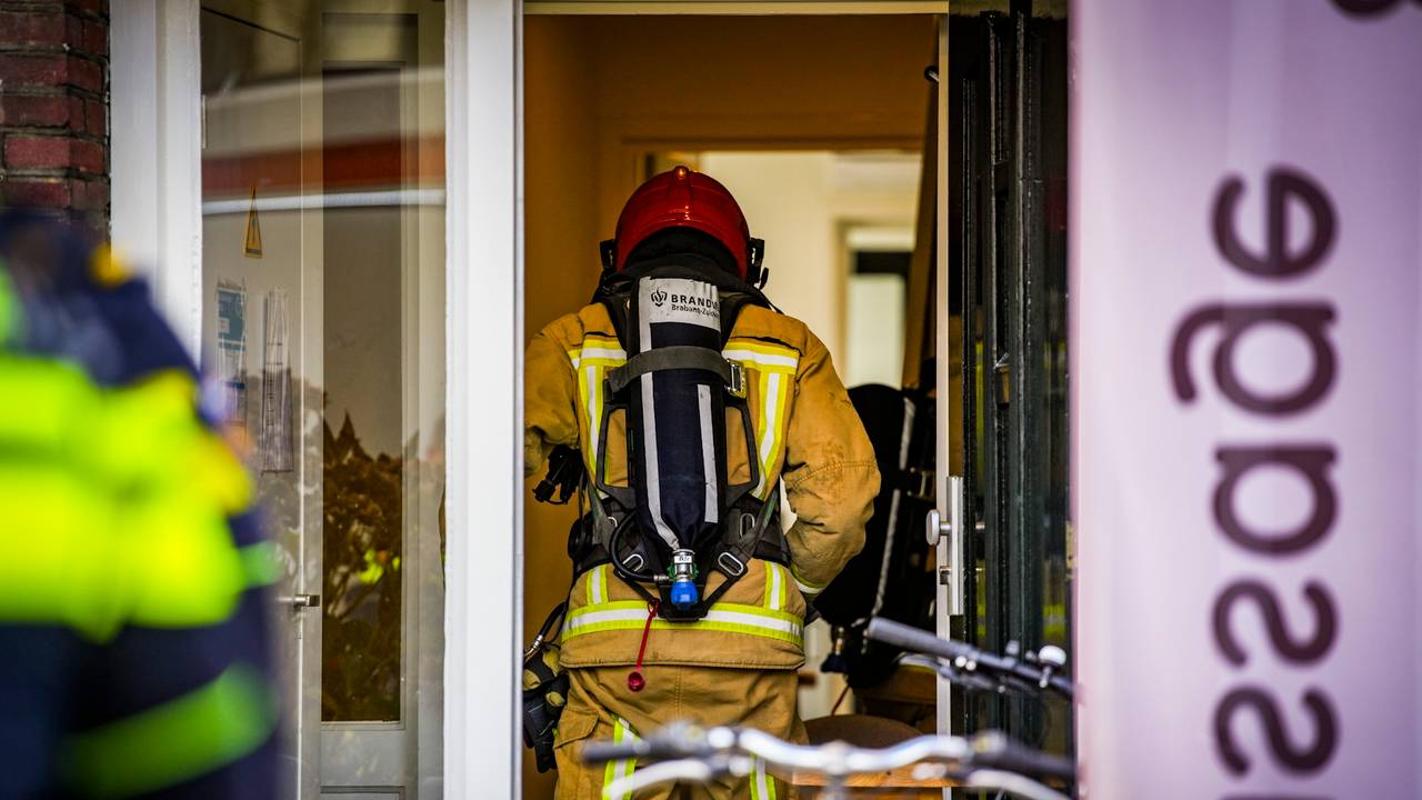 Eén van de brandweerlieden binnen in actie (foto: Toby de Kort/SQ Vision).
