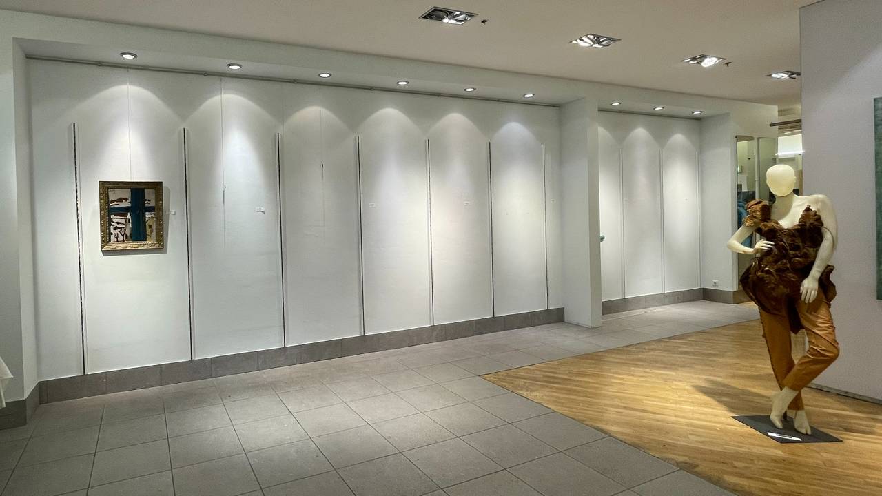 De kale muur waar de schilderijen hingen (Foto: René van Hoof)