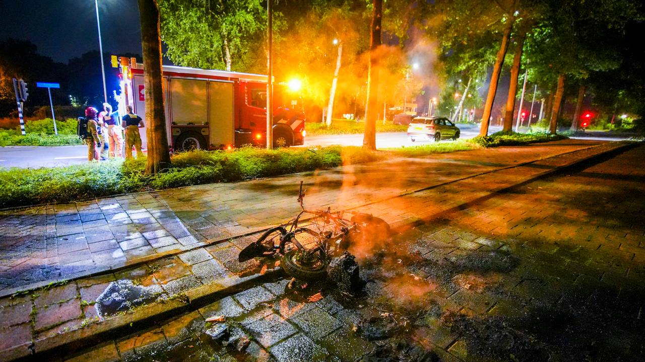 Dit keer ging een deelscooter aan de straat Bouvigne in vlammen op (foto: SQ Vision).