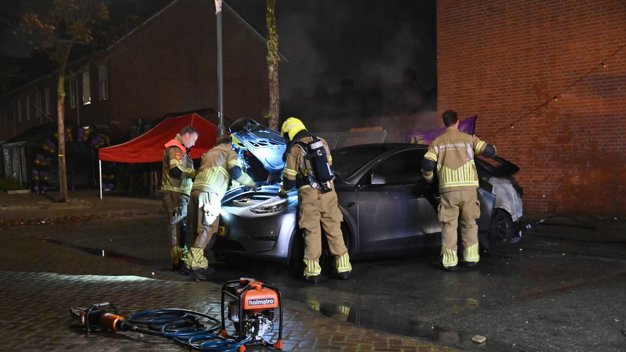 De motorkap van de Tesla werd geforceerd zodat de brandweer de elektra kon uitschakelen (foto: Perry Roovers/SQ Vision).