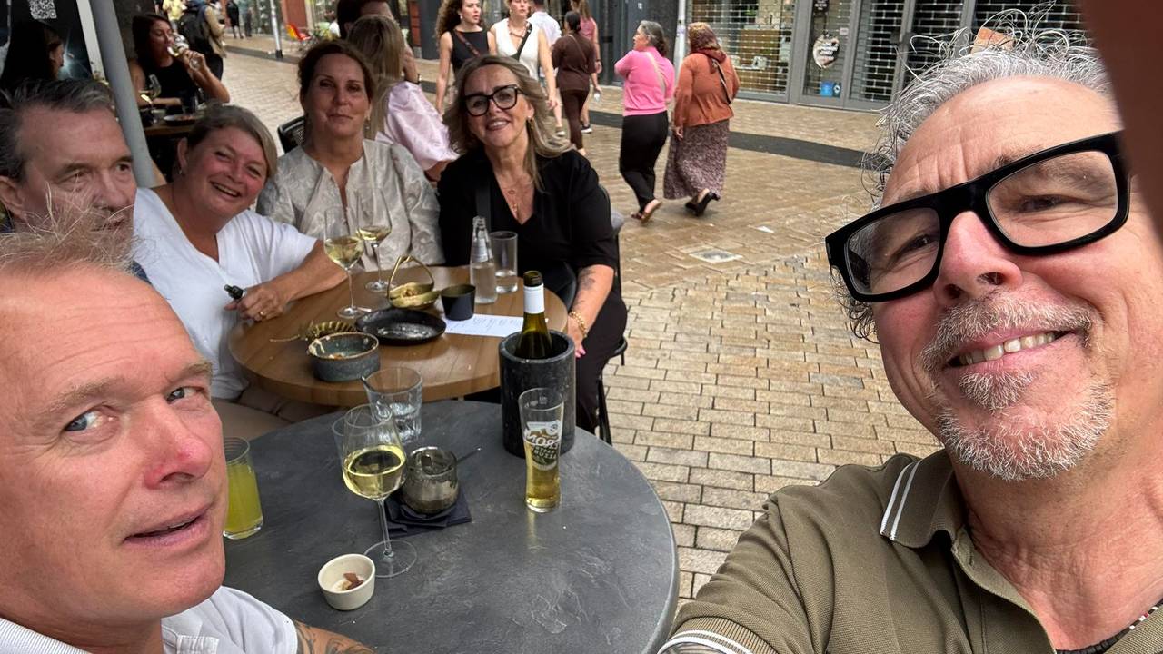 Harrie en zijn vrienden nemen er nog eentje (foto: Facebook Harrie Heier).