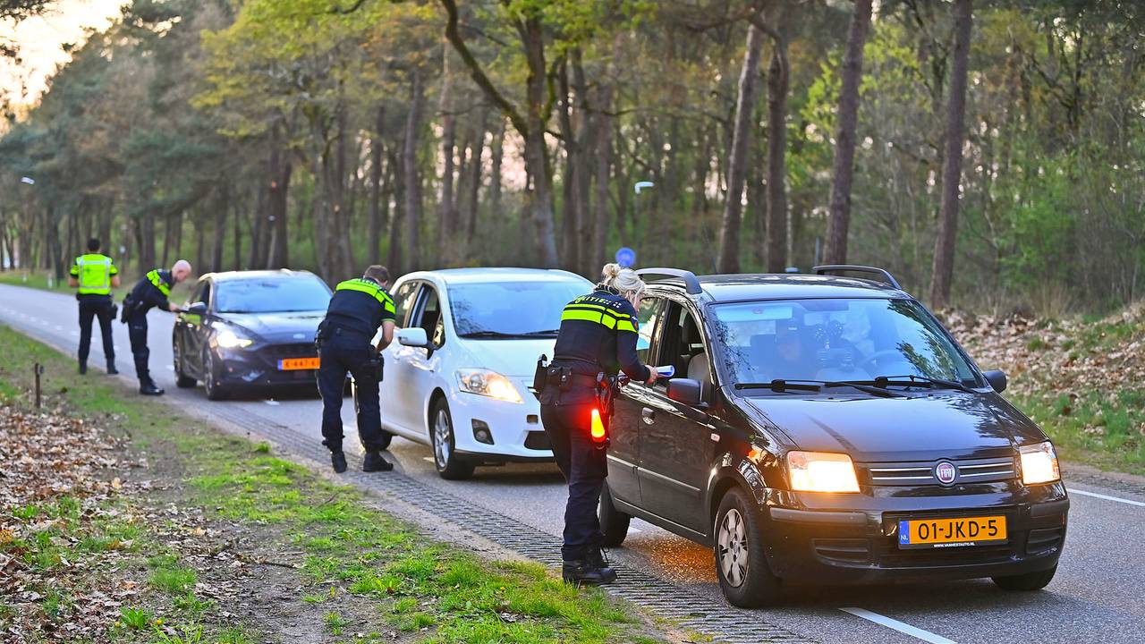De politie ondervraagt alle voorbijgangers (Foto: Rico Vogels/SQ Vision).