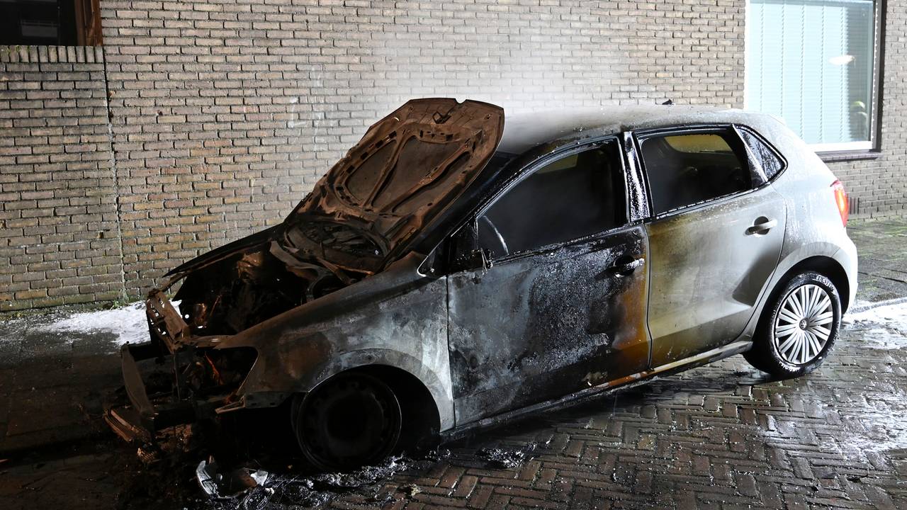 De auto die in brand stond in Breda (foto: Perry Roovers/SQ Vision).