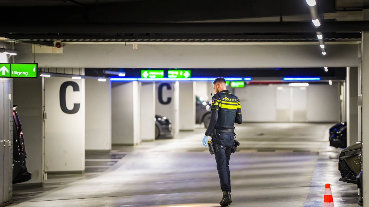 Een agent doet onderzoek (foto: SQ Vision).