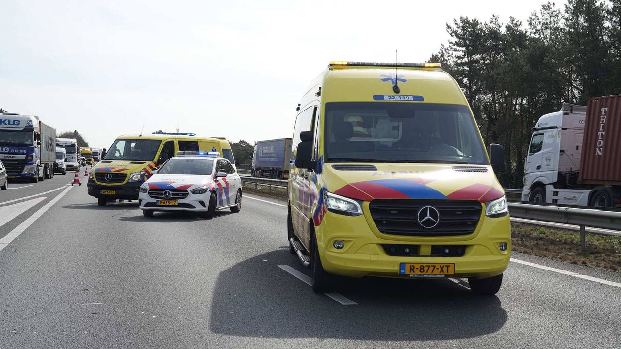 Uit voorzorg werden meerdere ambulances opgeroepen, maar uiteindelijk hoefde niemand naar een ziekenhuis gebracht te worden (foto: WdG/SQ Vision)