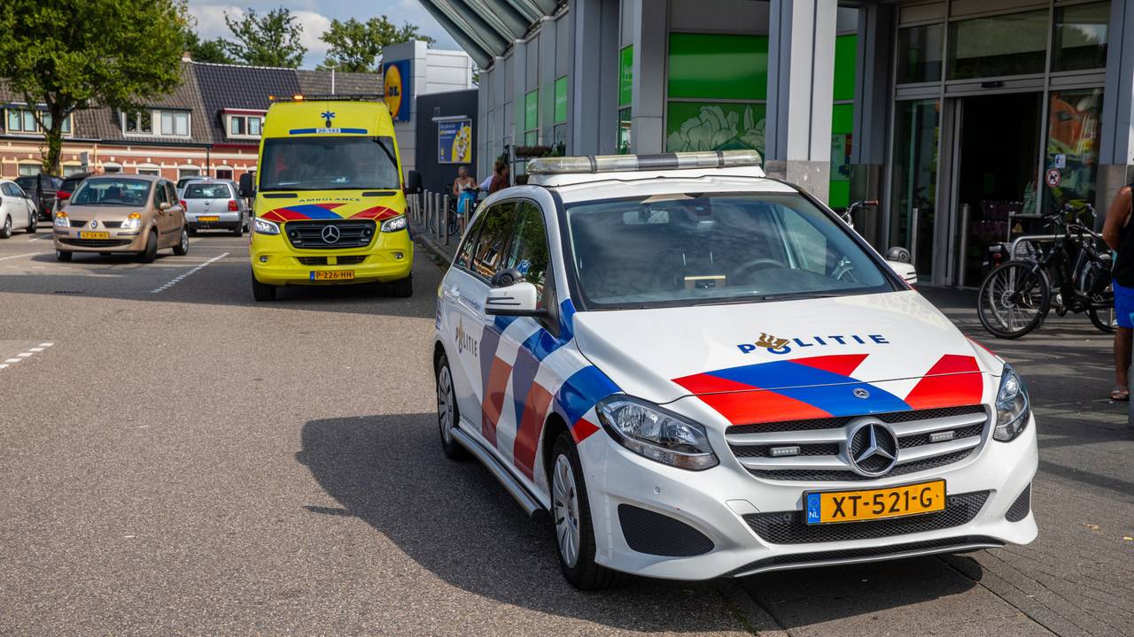 Politie en ambulance bij het winkelcentrum in Bergen op Zoom (foto: Christian Traets/SQ Vision).