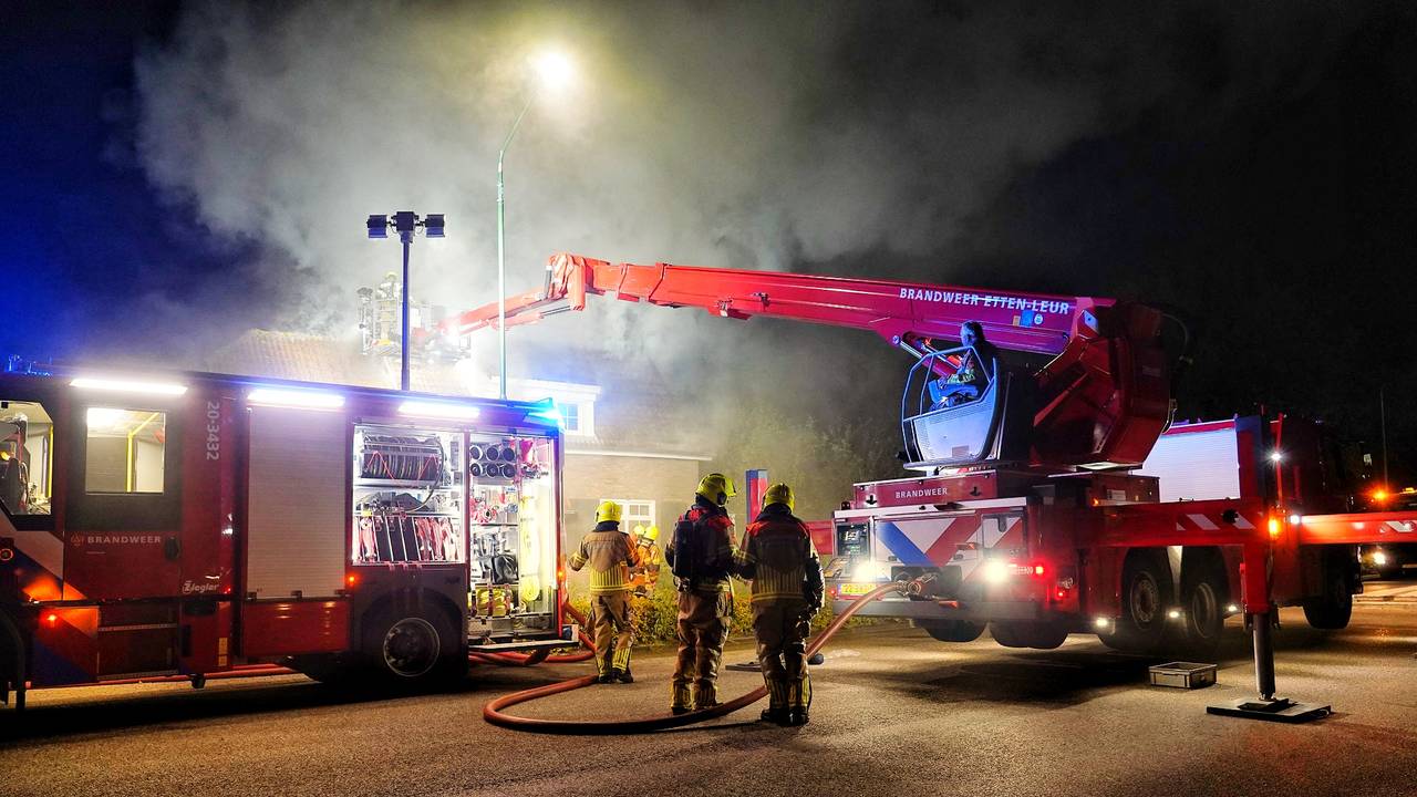 De Kattestraat in Etten-Leur werd vanwege de bluswerkzaamheden afgesloten voor het verkeer (foto: Jeroen Stuve/SQ Vision).