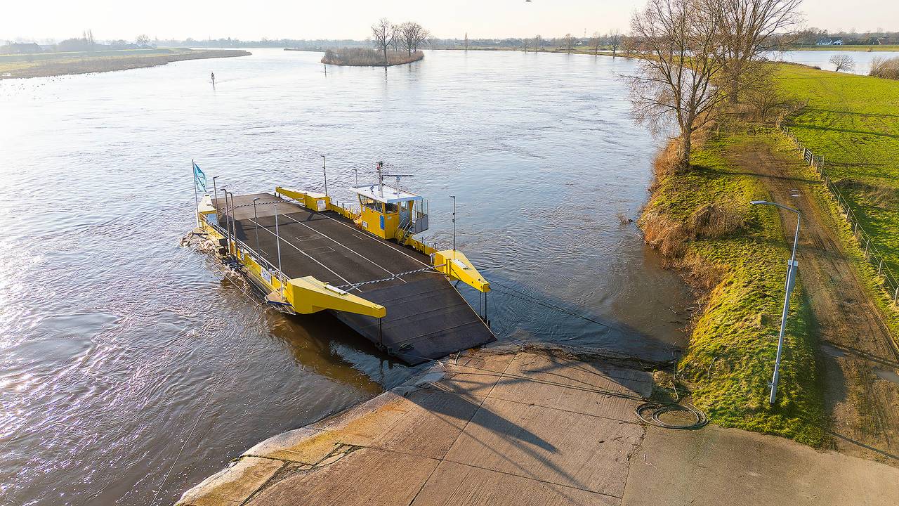 De veerboot bij Oijen (foto: Gabor Heeres / SQ Vision).