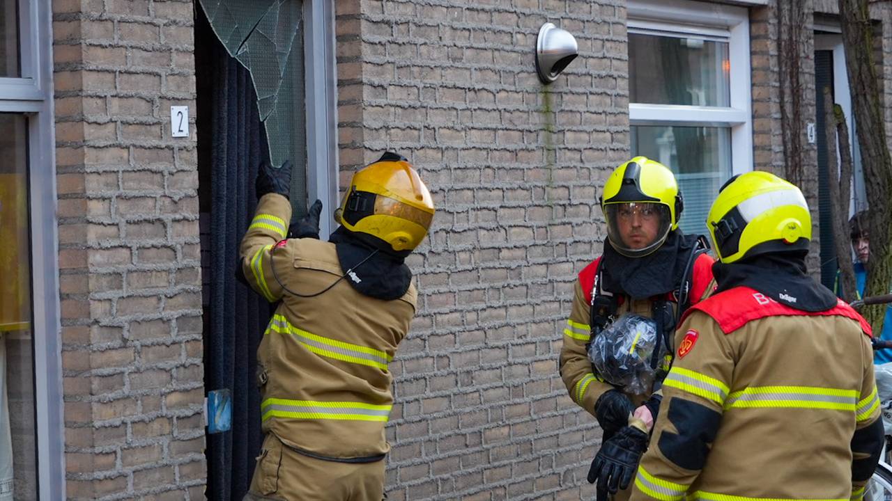 De brandweer moest een deur van een huis in Oss forceren (foto: Gabor Heeres/SQ Vision).