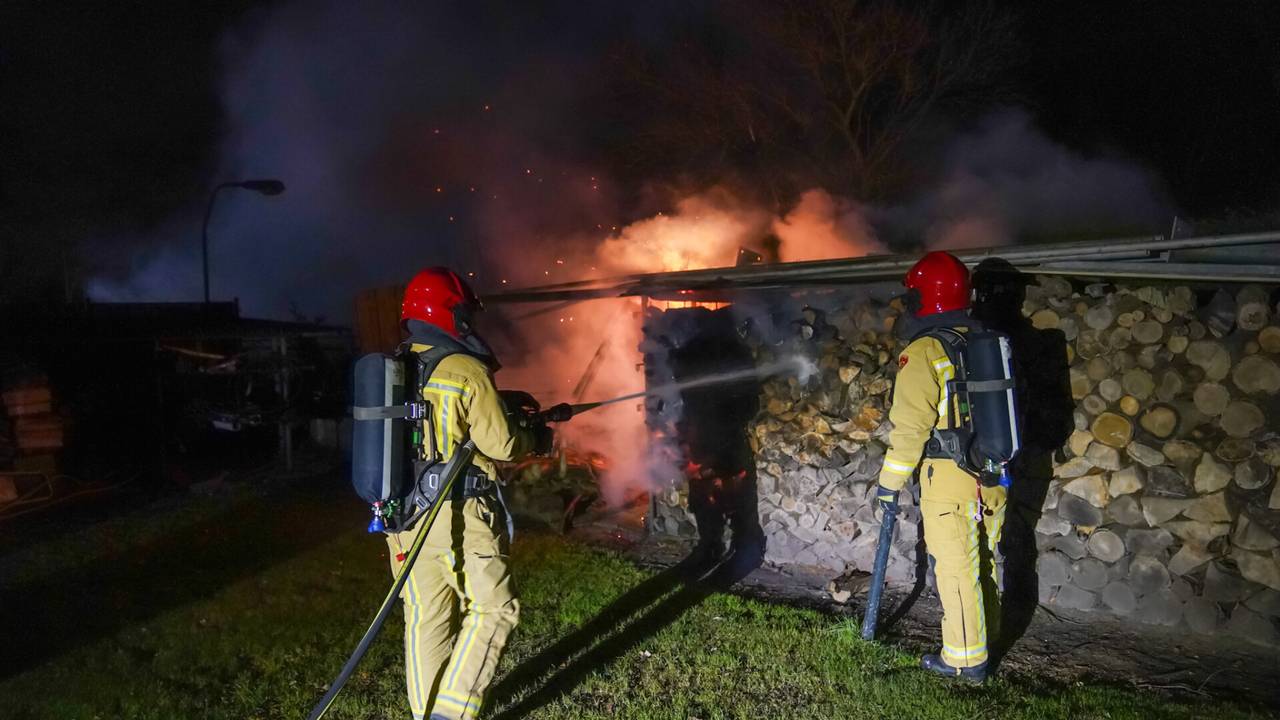 De brandweer bluste het houthok in Heeze (foto: Dave Hendriks/SQ Vision).
