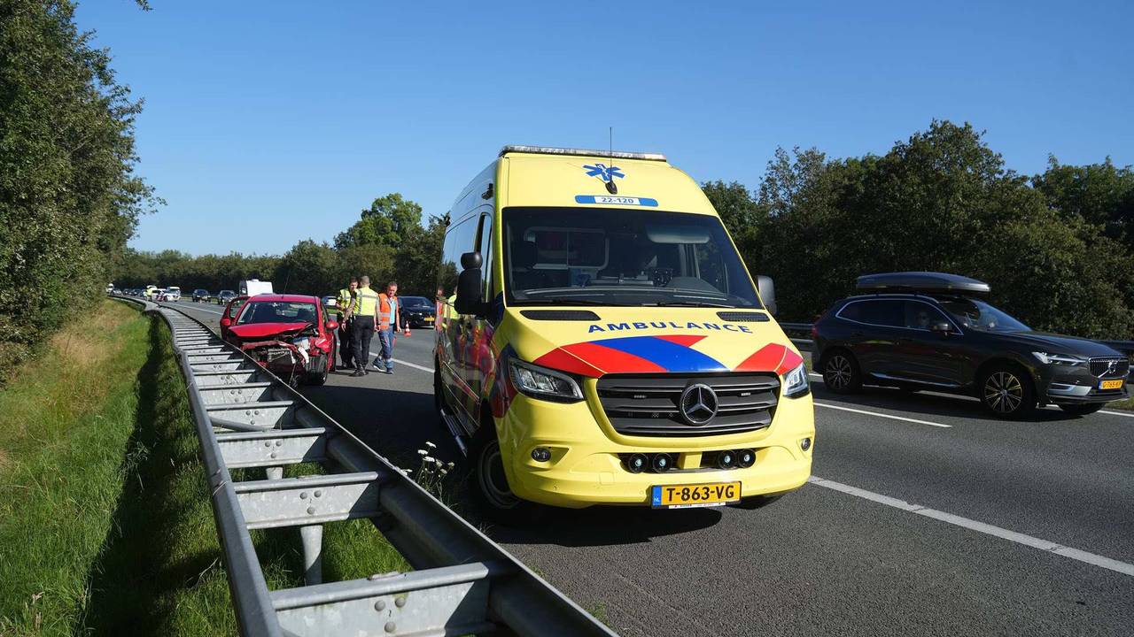 De bestuurster werd nagekeken door ambulancepersoneel (foto: WdG/SQ Vision).