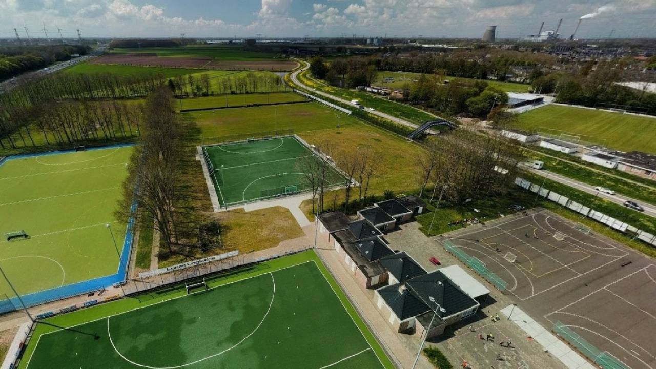 Pal naast de sportvelden van hockeyclub DDHC en handbalvereniging HMC in Raamsdonksveer, moet een asielopvanglocatie komen (foto: Leon van Dijk)