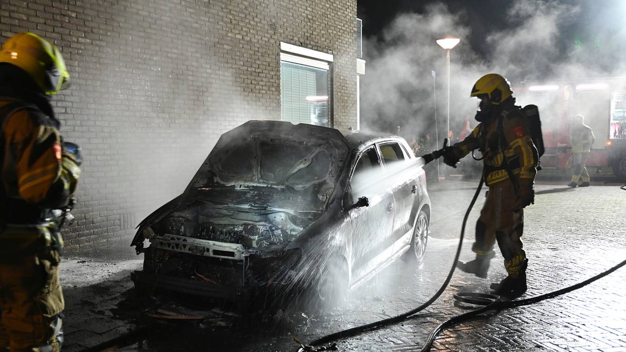 De brandweer aan het werk (foto: Perry Roovers/SQ Vision).