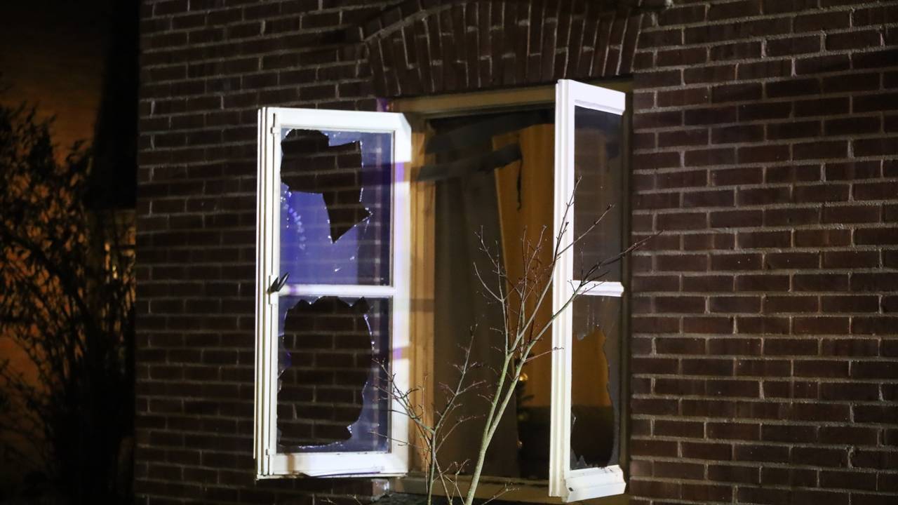 Getuigen zeggen dat de vuurpijlen over de straat vlogen en dat er een bij het huis naar binnen vloog (foto: Kevin Kanters/SQ Vision).