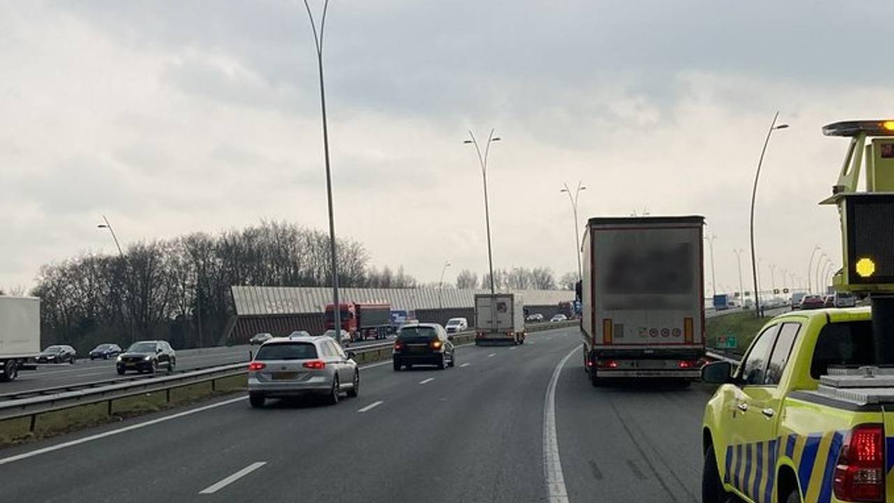 De vrachtwagen staat veilig op de vluchtstrook (foto: Rijkswaterstaat).