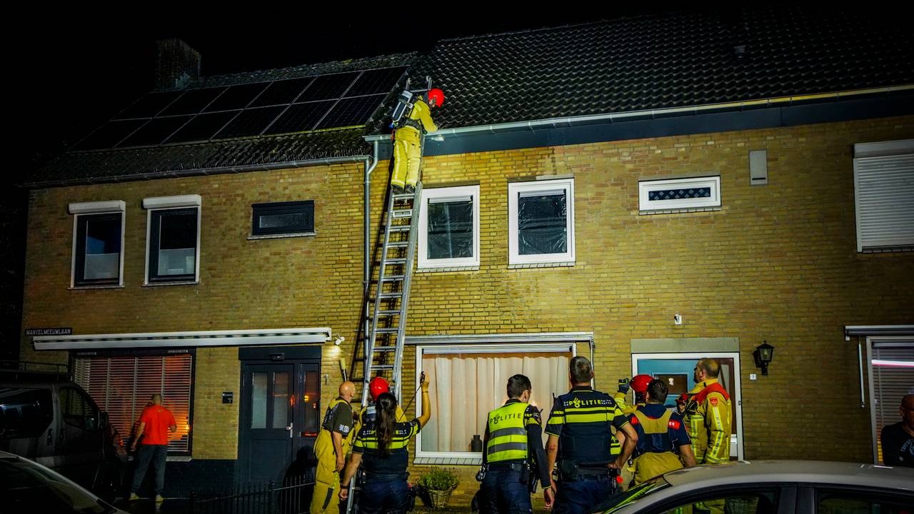 Met een ladder zocht de brandweer het dak op (foto: SQ Vision Mediaprodukties).