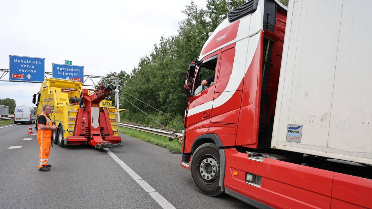 Vrachtwagen met klapband (foto: SK-Media).