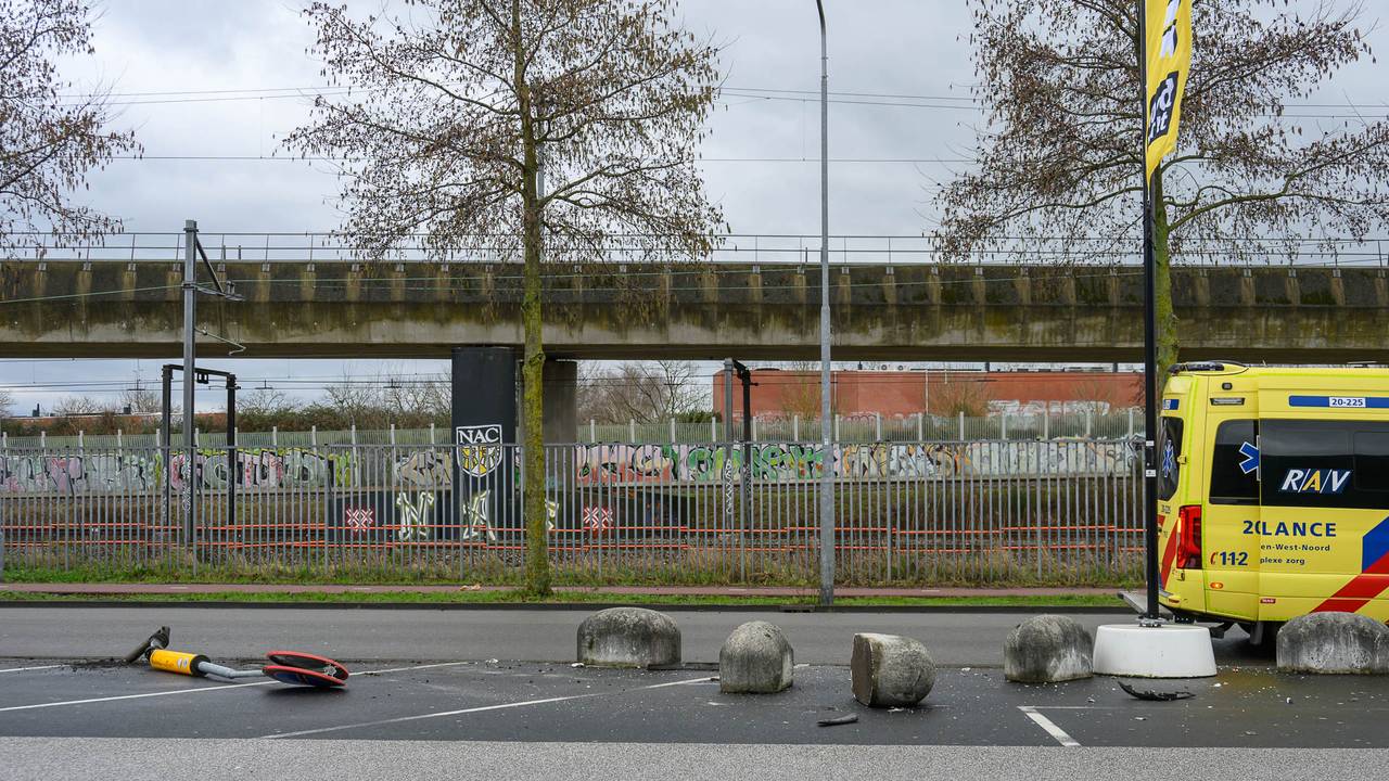 Door de botsing werden de betonblokken opgeschoven (foto: Tom van der Put/SQ Vision).