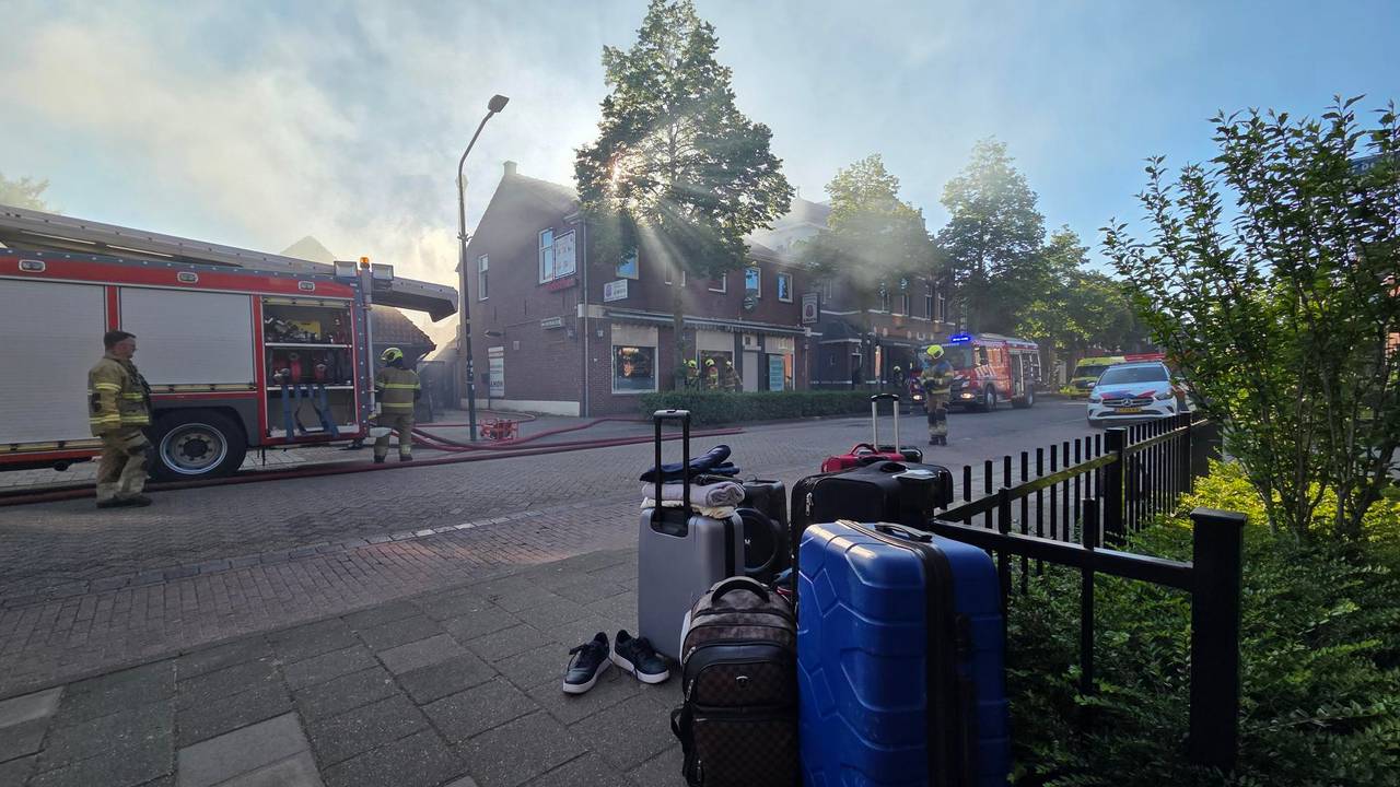 Een beeld van het brandende pand (foto: Noël van Hooft).