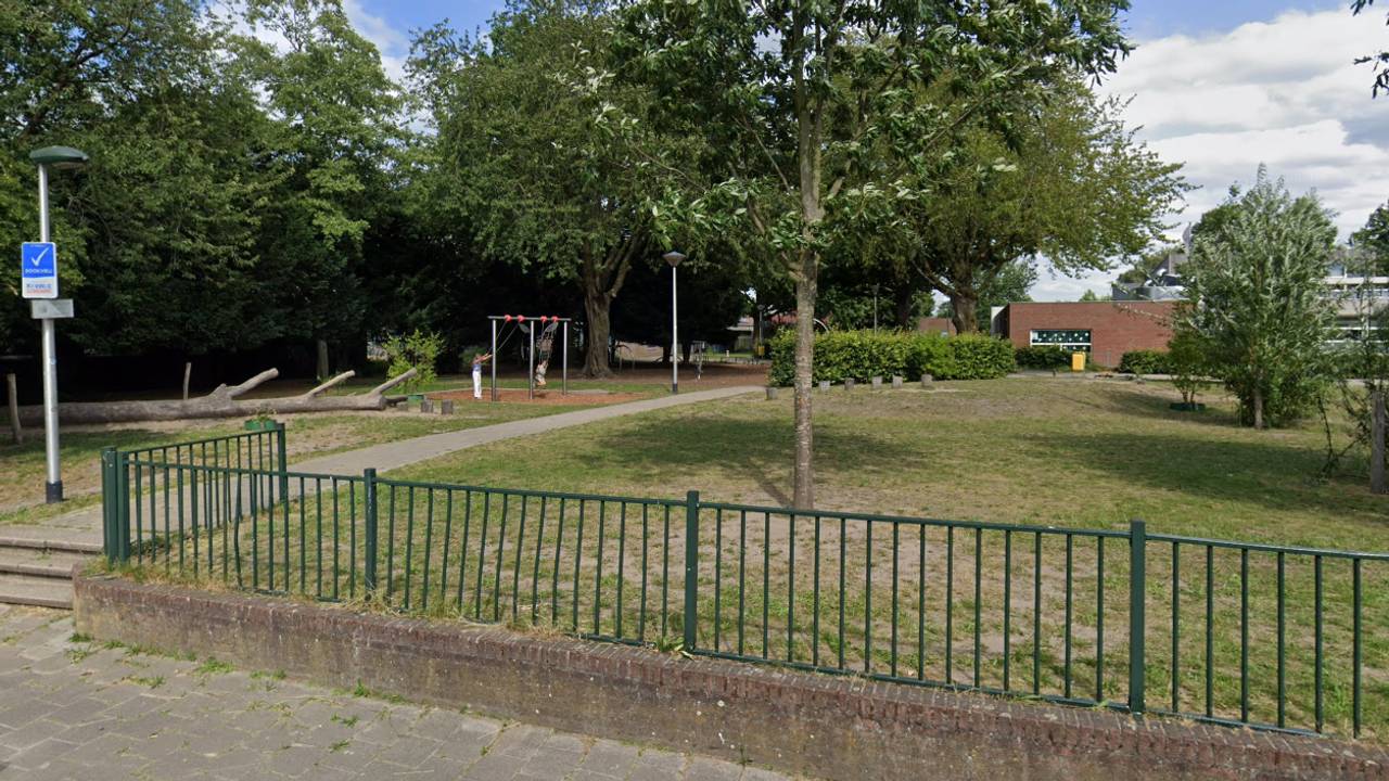 De meisjes werden aangesproken in een beweegtuin vlakbij de school (foto: Google Maps).