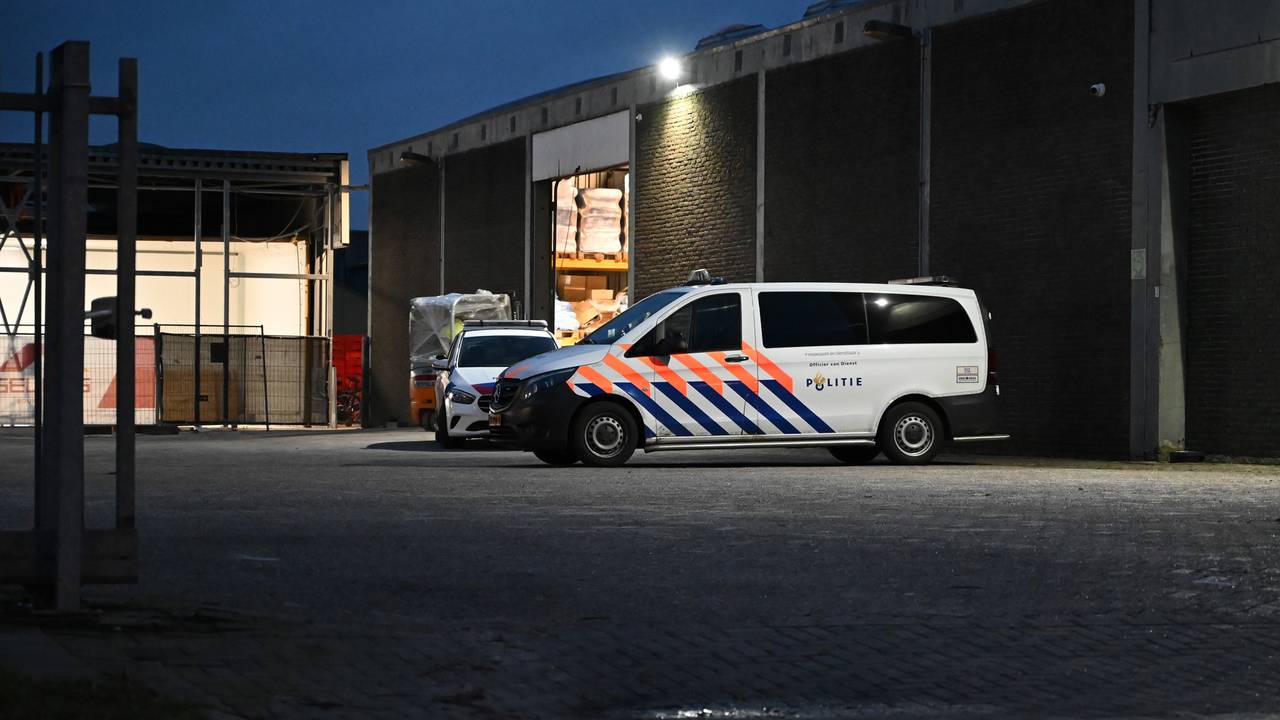 De politie kwam met meerdere auto's naar een bedrijventerrein aan de Schotsbossenstraat in Roosendaal (foto: Perry Roovers/SQ Vision).
