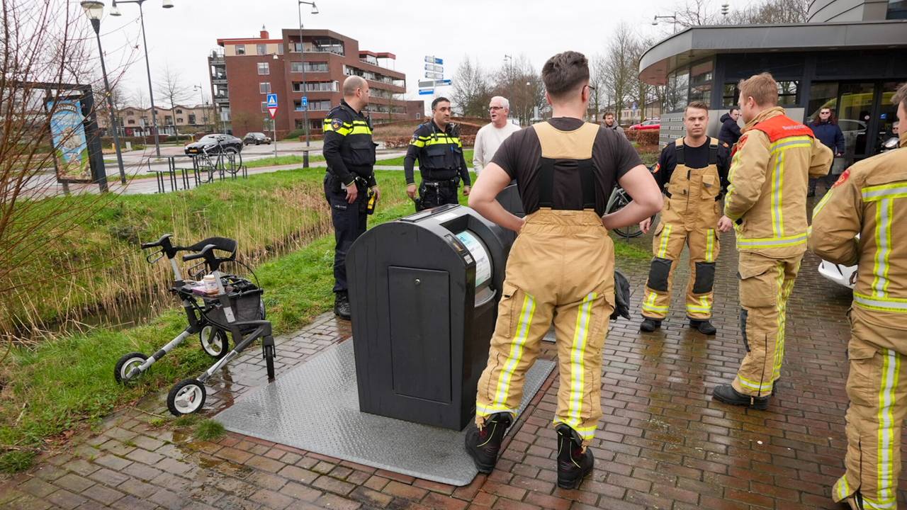 Vrouw valt met rollator in de sloot in Veldhoven (foto: Gabor Heeres/SQ Vision).
