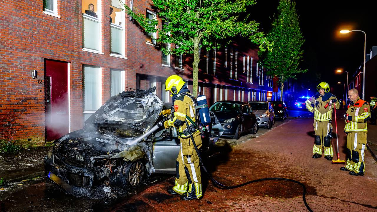 De brandweer bluste de auto aan de H. Berkvenstraat in Tilburg (foto: Jack Brekelmans/SQ Vision).