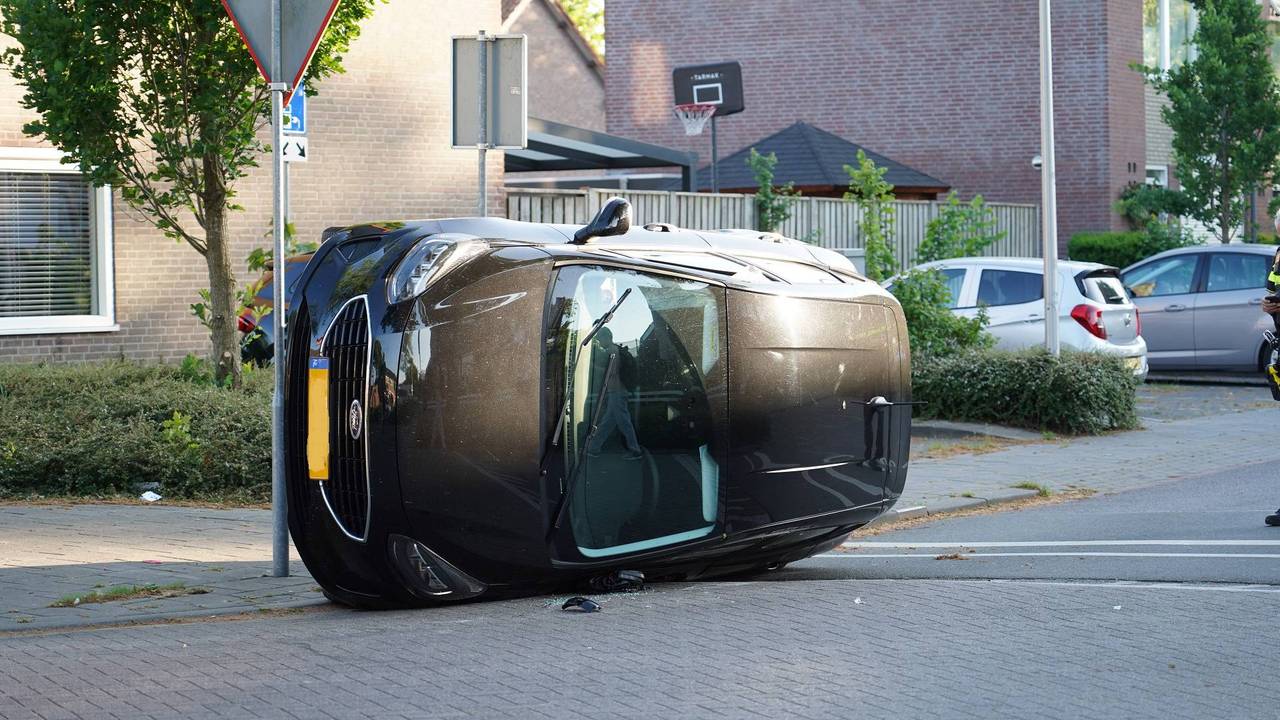 De gekantelde auto (foto: Jeroen Stuve/Persbureau Heitink).