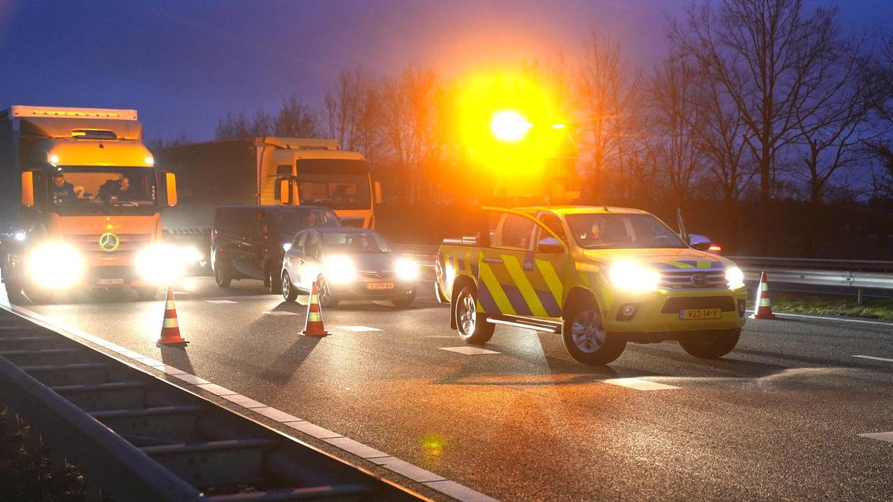 De weg moest even worden afgesloten (foto: WdG/SQ Vision Mediaprodukties).