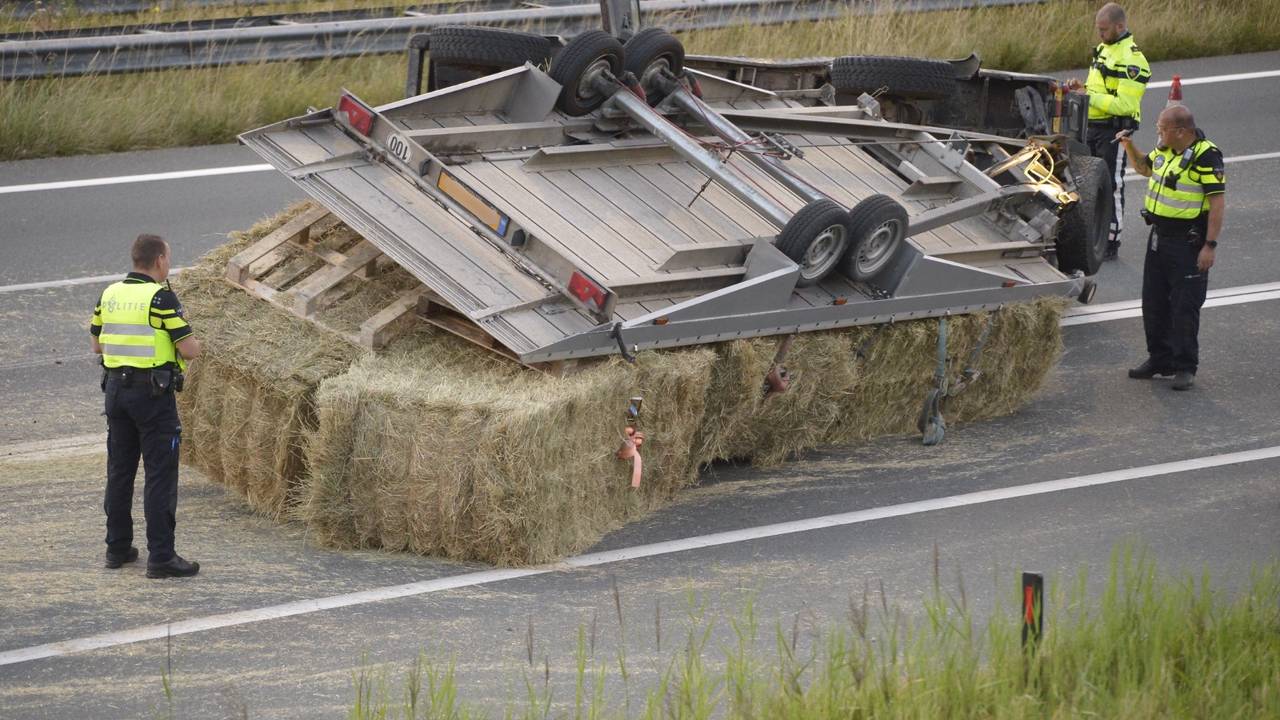 112 news: hay on A58 highway • six cars collide in Tilburg