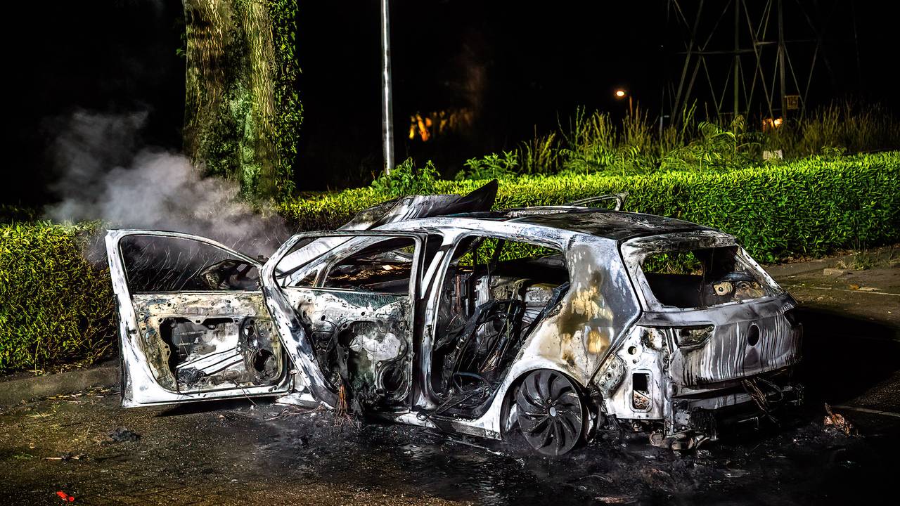 Van de auto aan de Sibeliusstraat in Tilburg bleef weinig over (foto: Jack Brekelmans/.SQ Vision).