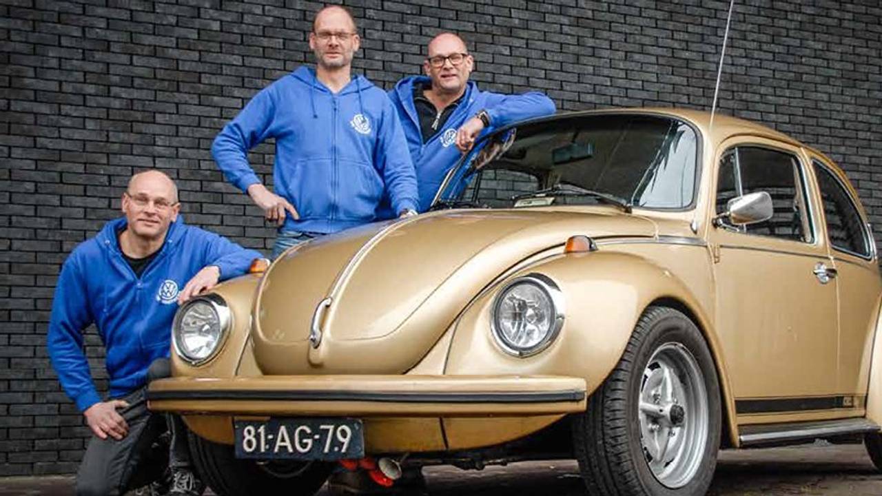 De gebroeders van der Zanden, verzot op oude Volkswagens, met de overleden Peter (midden), Albert en Ad (rechts).