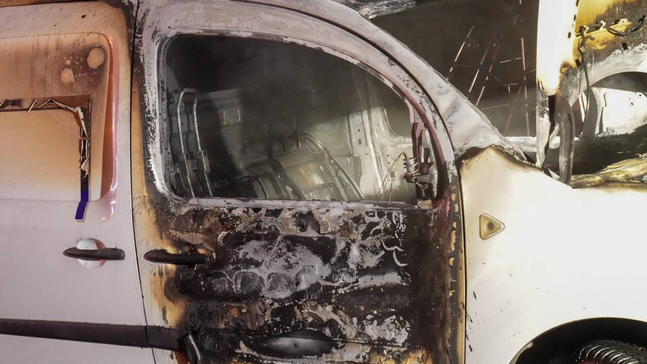 De bestelauto in Helmond brandde volledig uit (foto: Harrie Grijseels/SQ Vision).