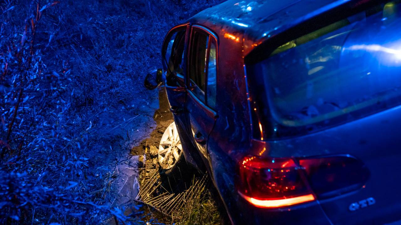 De auto schoot van de weg en belandde in de greppel naast het Flight Forum in Eindhoven (foto: Dave Hendriks/SQ Vision).