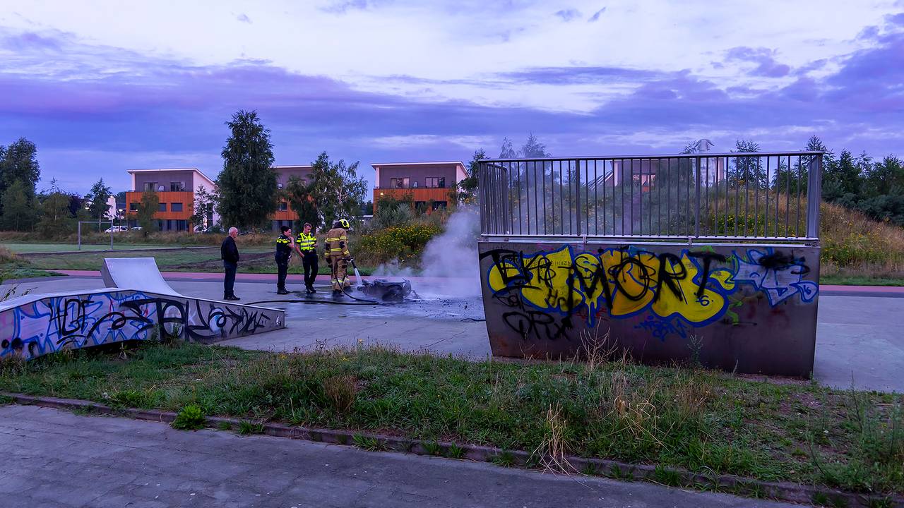 De scooter brandde uit op de skatebaan aan het Penningkruid in Berghem (foto: Gabor Heeres/SQ Vision).