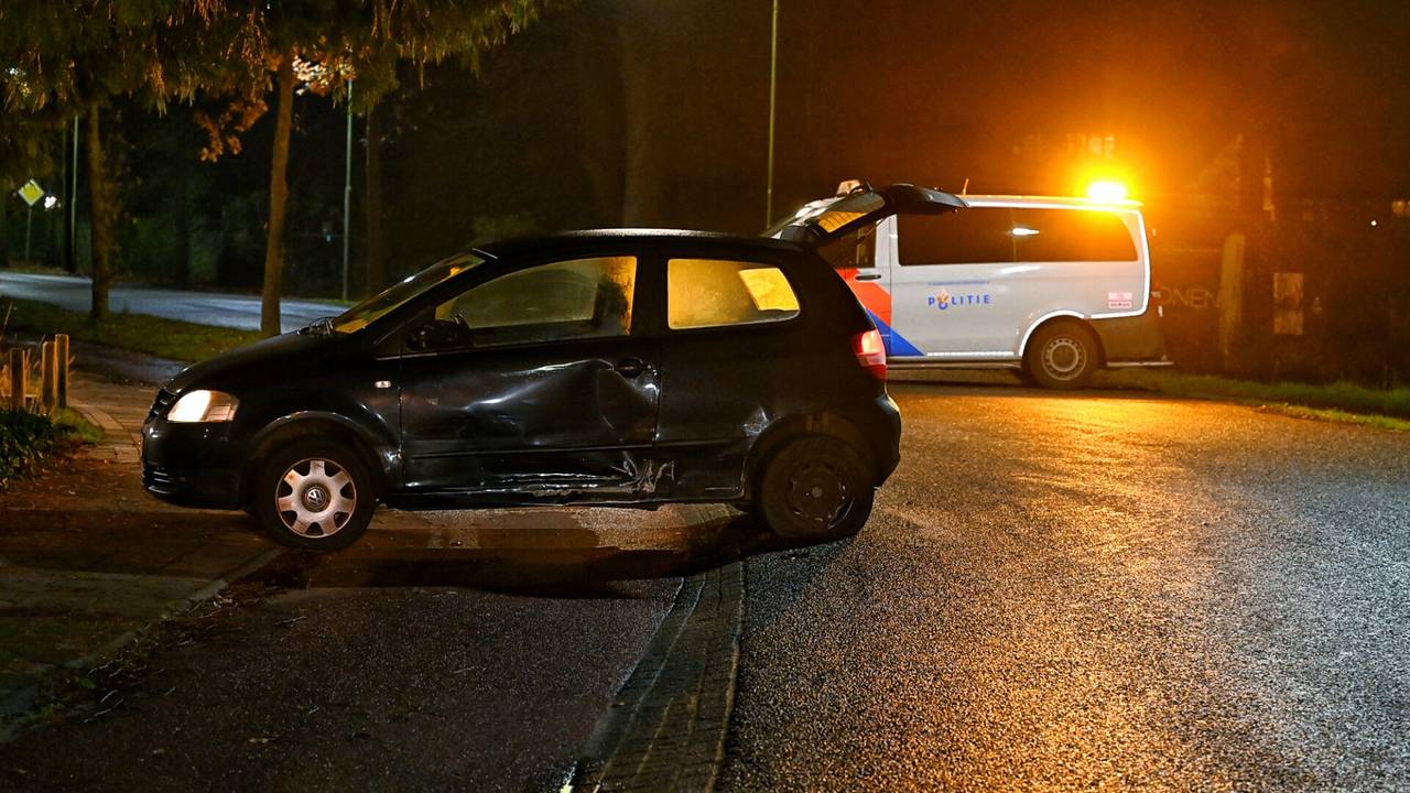 Een auto werd in een flauwe bocht in de zijkant geraakt (foto: Toby de Kort/SQ Vision).