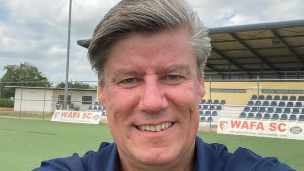 Jan Gösgens op het complex van WAFA in Ghana.