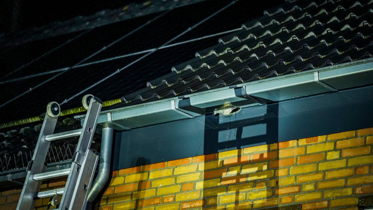 Het beschadigde stuk dankgoot (foto: SQ Vision Mediaprodukties).