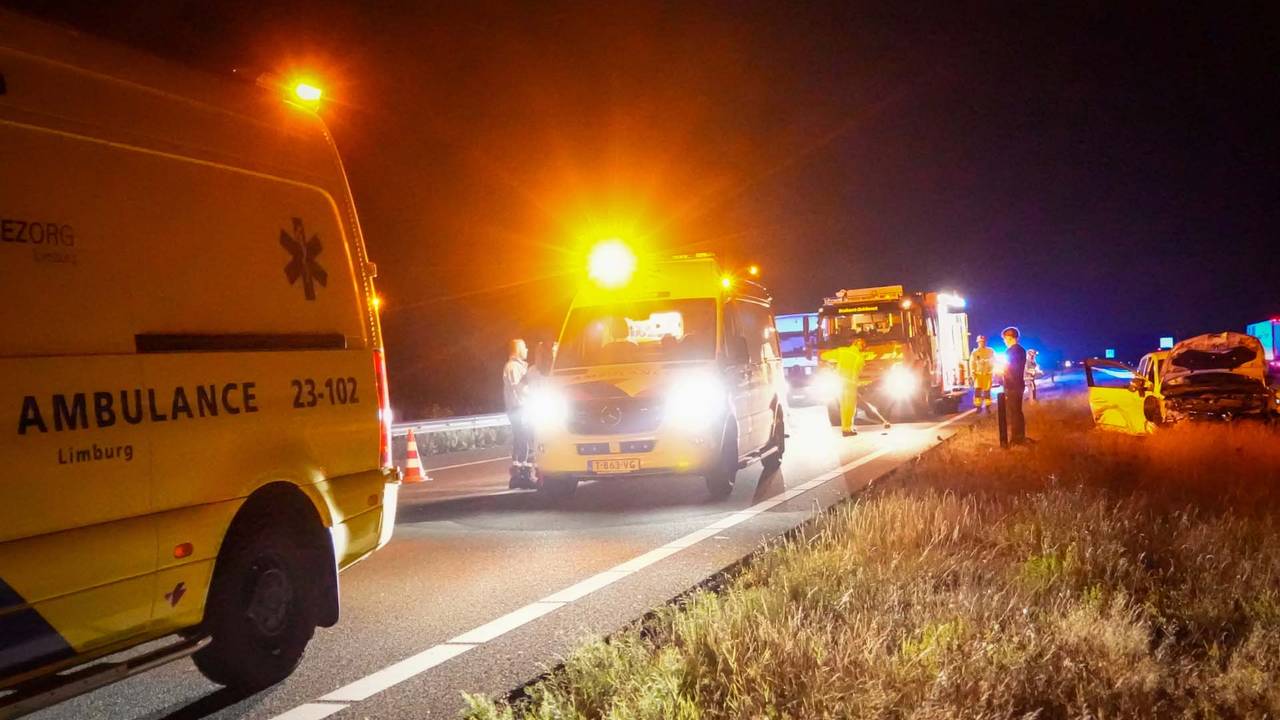 Na het ongeluk kwamen meerdere ambulances naar de A67, maar niemand bleek gewond (foto: Harrie Grijseels/SQ Vision).