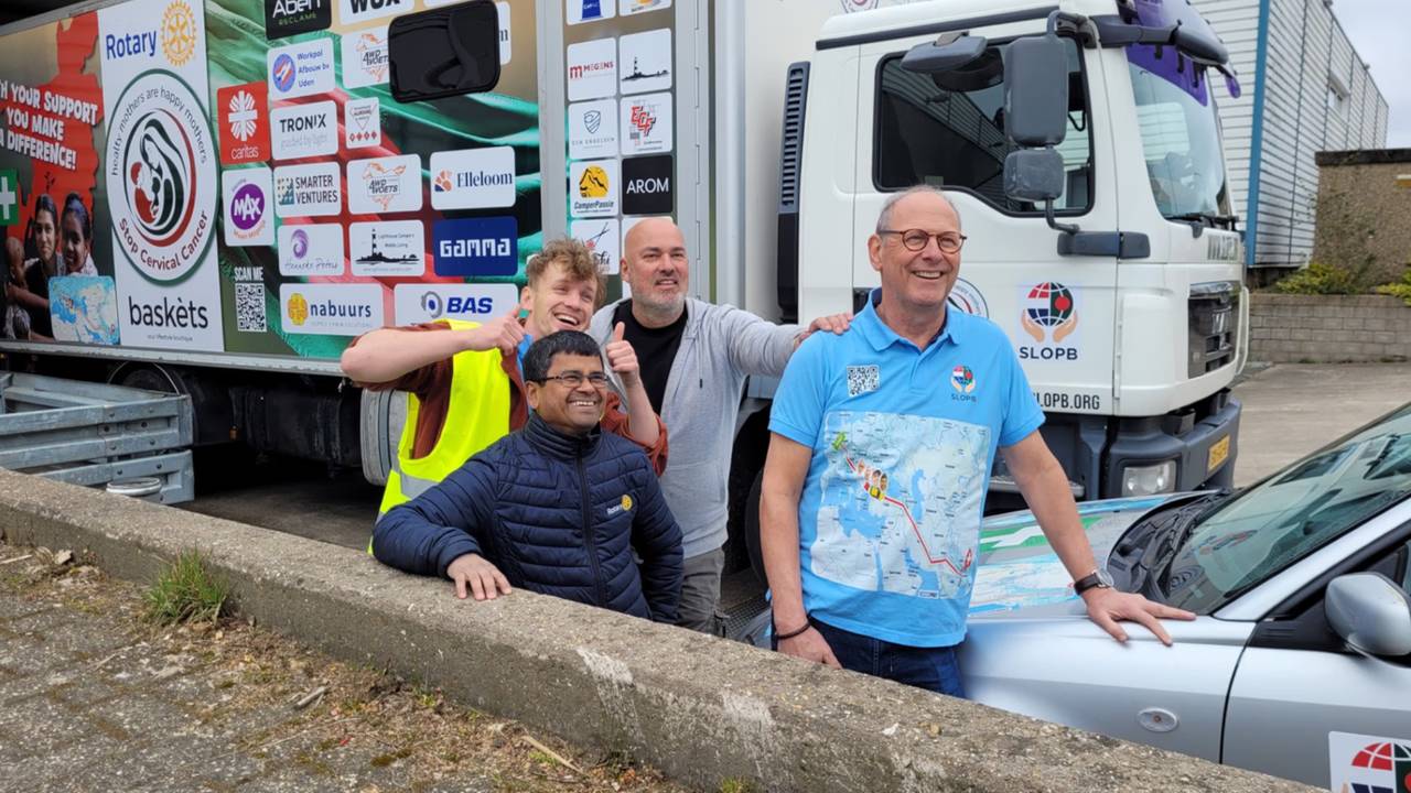 Govert (links), Motalib en de rest van de crew (foto: DTV Nieuws).