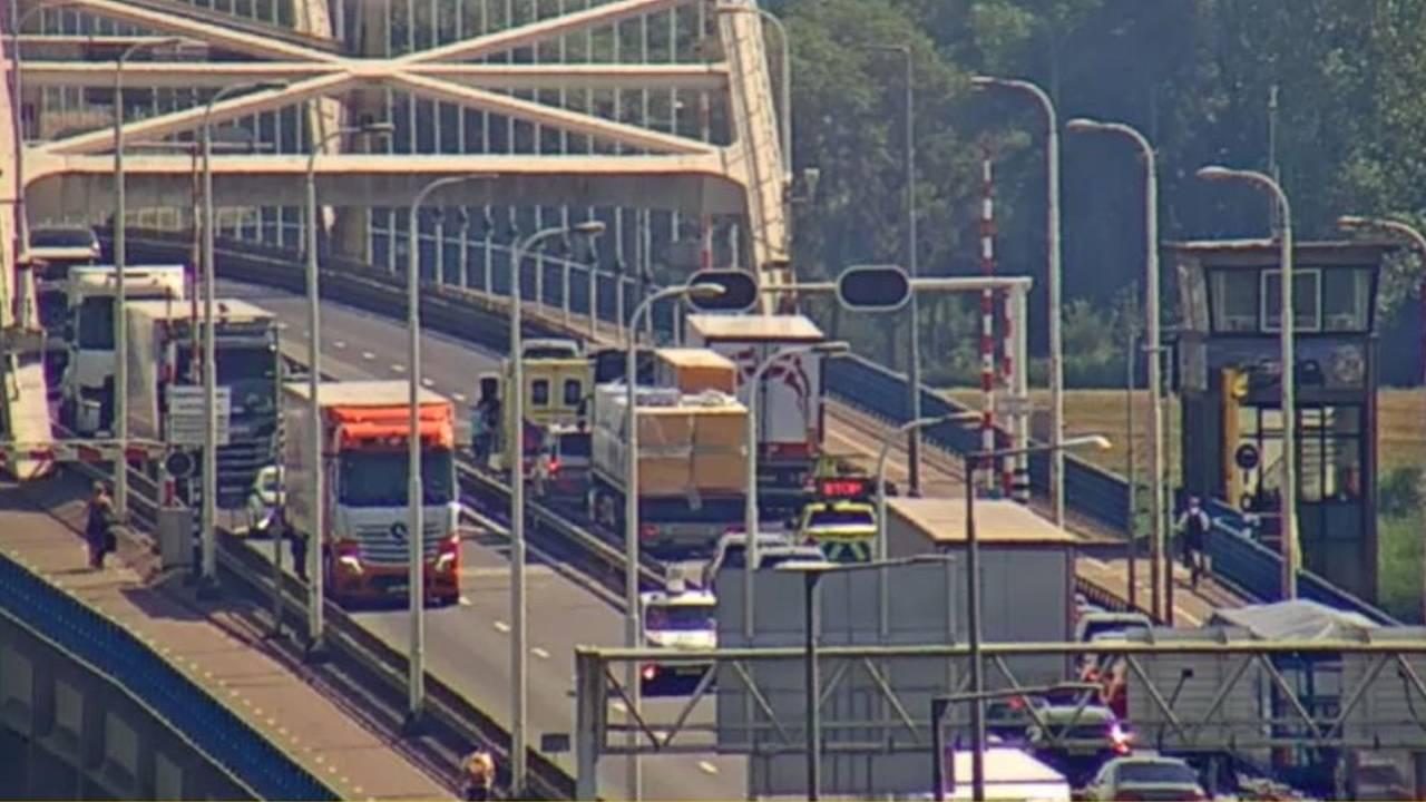 Botsing tussen motor en vrachtwagen zorgt voor vertraging op Merwedebrug.