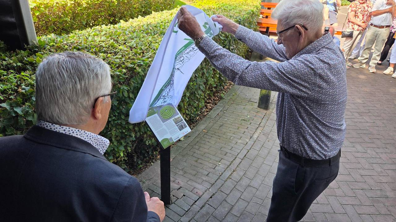 De 100-jarige Koos onthult een infopaneel over de stormramp (foto: Noël van Hooft).