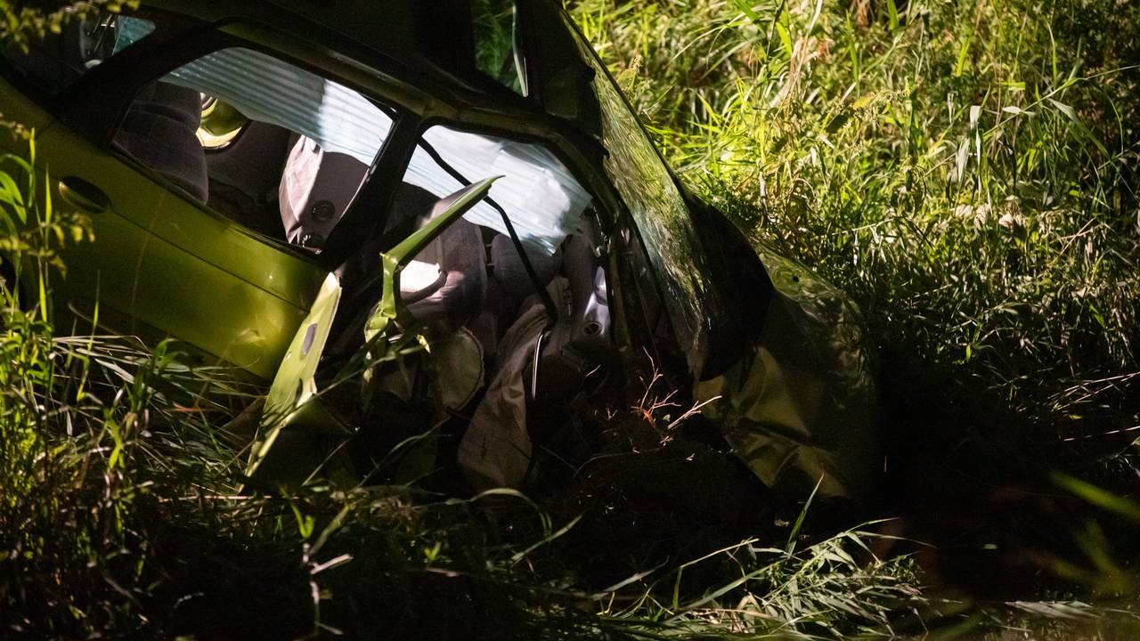 Gewonden Nadat Auto Van De Weg Raakt En Via Een Boom In De Sloot ...